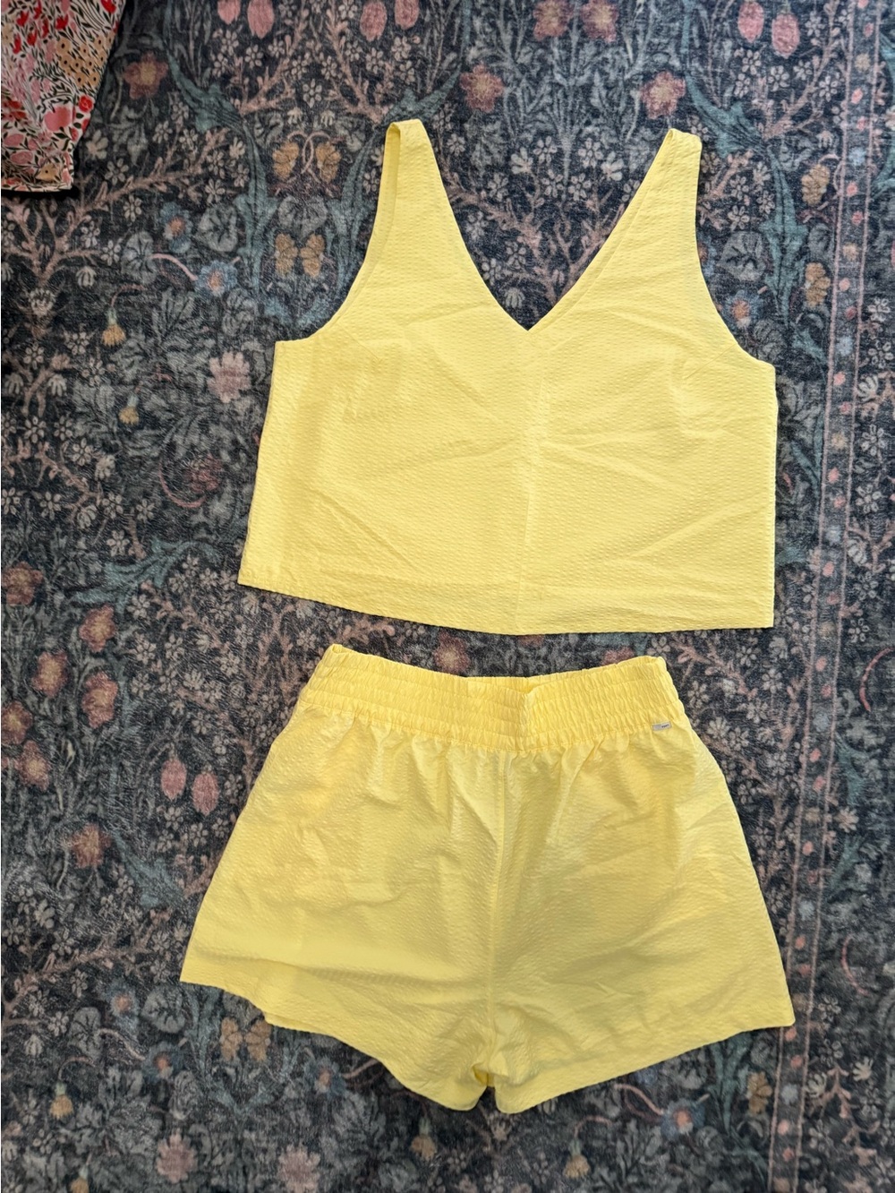 Vuori Villa Textured Cropped V Neck Tank Top & Shorts Sunlight Collection XL - Picture 4 of 7